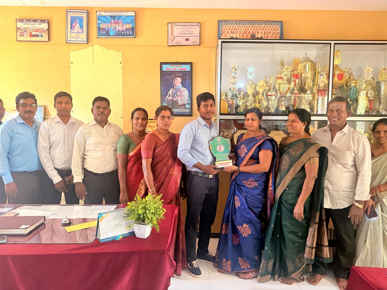 சாதனை மாணவன் தெ.திருக்குமரனுக்கு வடக்கு மாகாணக் கல்வி அதிகாரிகளின் கௌரவிப்பு