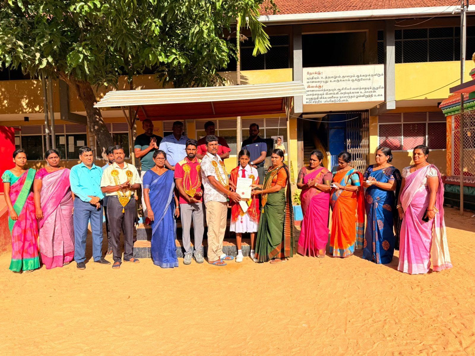 புதிய மாகாண சாதனை புரிந்த எமது மாணவி J.ஜஸ்மிகா அவர்கள் மற்றும் அவரது பெற்றோர், விளையாட்டு பயிற்றுவிப்பாளர் மற்றும் உடற்கல்வி ஆசிரியர்கள் அனைவரும் நேற்றைய காலைப் பிரார்த்தனையில் கெளரவிக்கப்பட்ட போது.....
